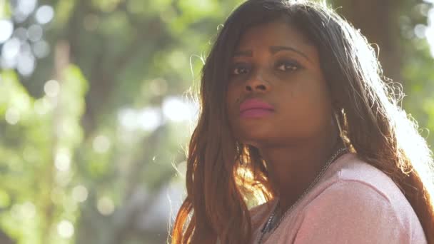 Sad Aantrekkelijke Youg Zwarte Vrouw Staren Naar Camera Buiten — Stockvideo