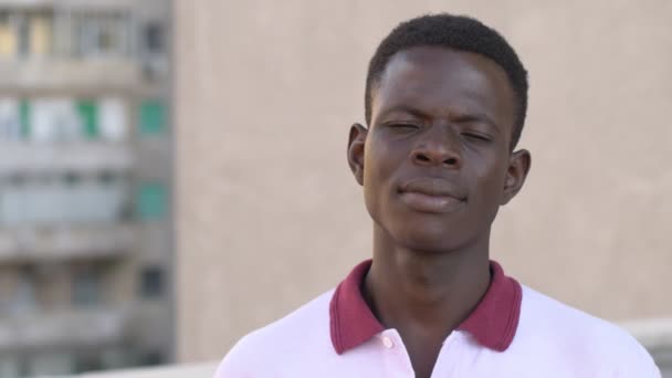 Orgulloso Seguro Negro Africano Joven Mirando Camera Aire Libre — Vídeos de Stock