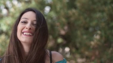 Happpiness, kaygısız, sevinç. Güzel kadın dönüm ve parkta gülümsüyor
