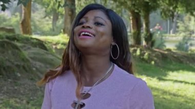 parkta yürüyen çekici genç siyah kadın