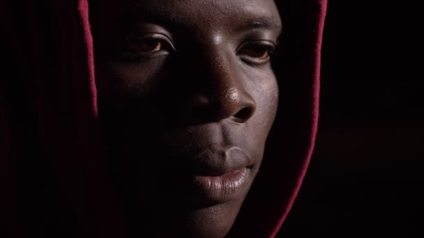 悲伤寂寞压抑年轻移民在黑暗中的目光 — 图库视频影像