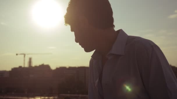 Homem Solitário Pensativo Fumando Cigarro Eletrônico Contemplando Pôr Sol Cidade — Vídeo de Stock