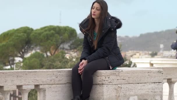 Doordachte Trieste Jonge Brunette Alleen Zittend Balustrade Buiten — Stockvideo