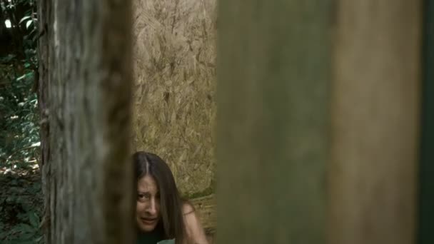Φοβισμένος Και Φοβισμένη Νεαρή Γυναίκα Κρύβεται Στο Δάσος — Αρχείο Βίντεο