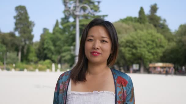 Lächelnd Glücklich Schöne Asiatische Frau Macht Mit Hand Optimismus Positivität — Stockvideo