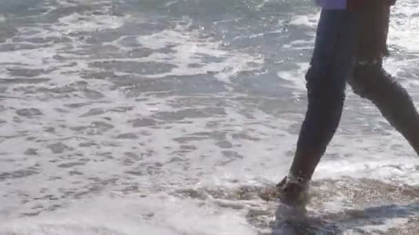 Чорношкірий Африканський Чоловік Ходить Пляжі Під Час Заходу Сонця — стокове відео