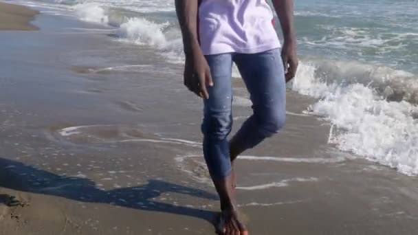 Hombre Africano Negro Caminando Playa Atardecer — Vídeos de Stock