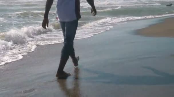 Černý Afričan Který Kráčí Pláži Při Západu Slunce — Stock video