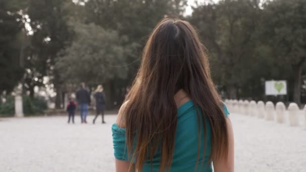 Portret Samotny Smutna Brunetka Chodzenie Sam Parku Slow Motion Widok — Wideo stockowe
