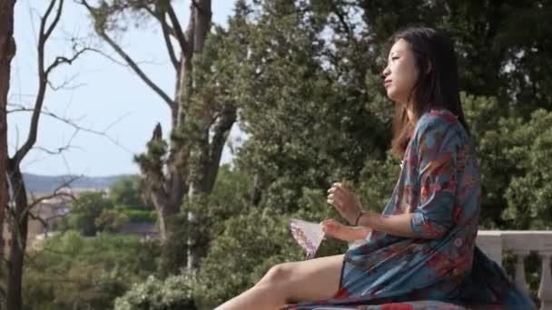 Natuur Ontspannen Vrijheid Jonge Aziatische Vrouw Zwaaiende Met Ventilator Warme — Stockvideo