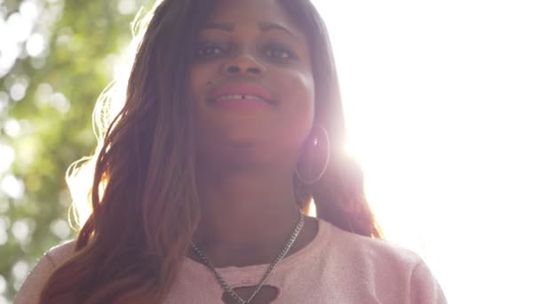 Sorrindo Atraente Jovem Negra Africana Backlit Livre Câmera Lenta — Vídeo de Stock