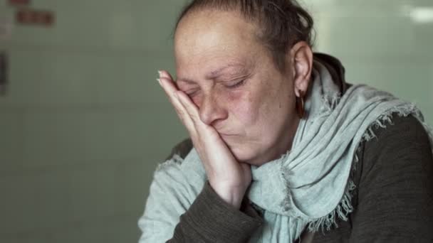 抑郁的 悲伤的 成熟的女人在家庭烦恼 问题中思考的门户网站 — 图库视频影像