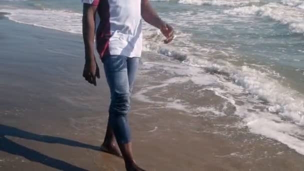 Hombre Africano Negro Caminando Playa Atardecer — Vídeos de Stock