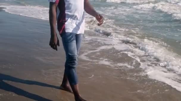 Noir Africain Marche Sur Plage Coucher Soleil — Video