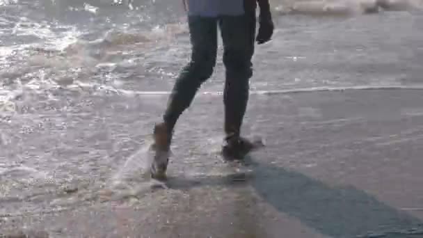 Homem Negro Africano Caminhando Praia Pôr Sol — Vídeo de Stock