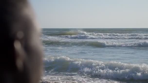 Jonge Zwarte Man Het Strand — Stockvideo