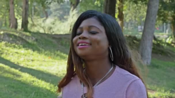 Aantrekkelijke Jonge Zwarte Vrouw Wandelen Het Park — Stockvideo