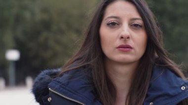 yalnızlık, depresyon, üzüntü yakın. Depresif genç kadın kamera-açık bakıyor
