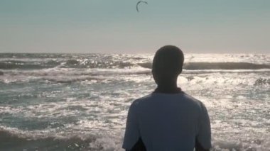 Plajda genç siyah adam