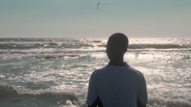 Plajda genç siyah adam