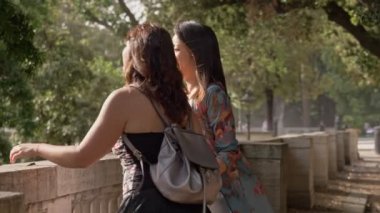 güzel mutlu gülümseyen girfriends sohbet,şehirde zevk- yavaş hareket