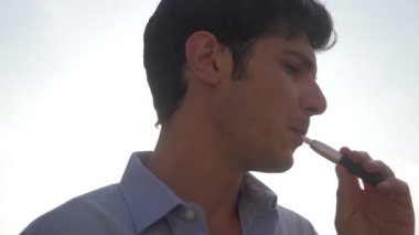 sigara alışkanlığı, bağımlılık, bırakma. Çekici adam elektronik sigara içme 