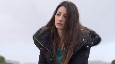 Depresif üzgün genç kadın tek başına düşünme portresi. İşini kaybetti- yavaş çekim-açık havada