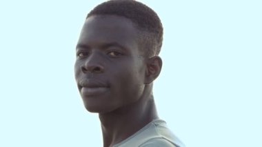 kendine güvenen siyah afrikalı genç adam 