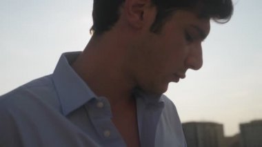 düşünceli çekici genç adam sigara e-sigara-açık-yavaş hareket yakın