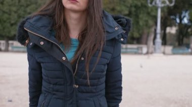 kamera-açık bakan Ciddi şehvetli kapüşonlu genç kadın portresi