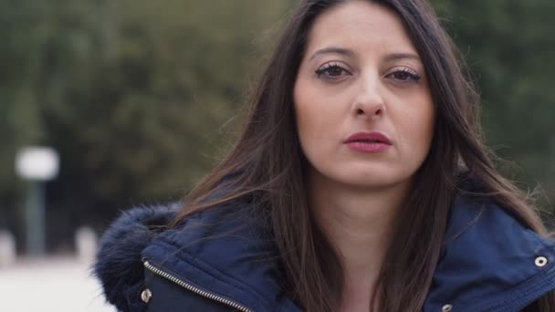 Nahaufnahme Von Einsamkeit Depression Traurigkeit Depressive Junge Frau Starrt Kamera — Stockvideo