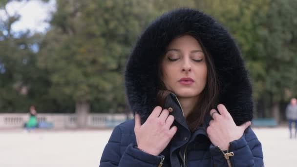 Portret Van Ernstige Sensuele Hooded Jonge Vrouw Staren Camera Outdoor — Stockvideo