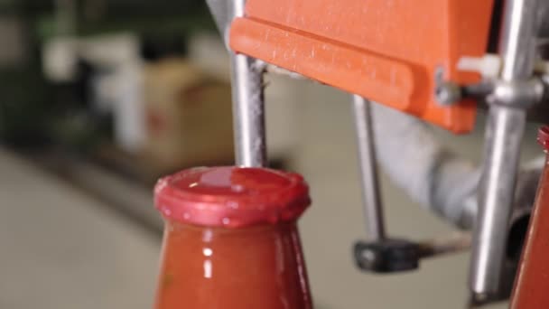 Tomate Saus Productieproces Schoonmaak Fles Dop Italiaanse Uitmuntendheid — Stockvideo