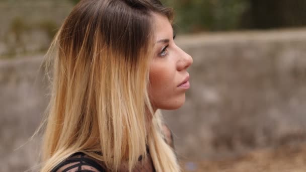 Perfil Mujer Joven Sensual Relajada Mira Cámara Lenta Aire Libre — Vídeos de Stock