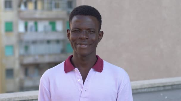 Уверенный Черный Африканский Молодой Человек — стоковое видео