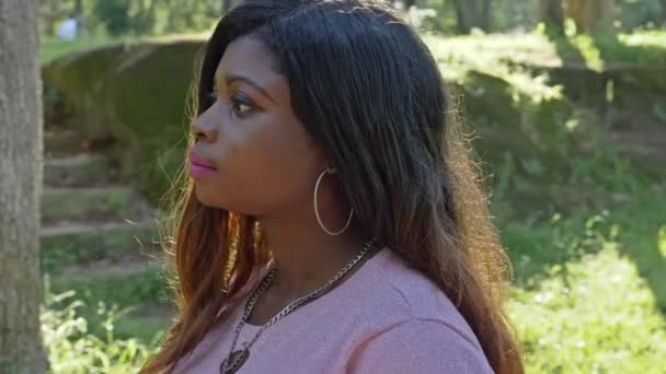 Σκεπτική Όμορφη Νεαρή Μαύρη Αμερικανίδα Σκέφτεται Μόνη Στο Πάρκο Σταθερή — Αρχείο Βίντεο