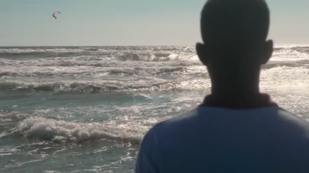 Joven Hombre Negro Playa — Vídeos de Stock