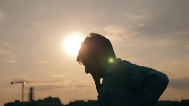 Portrait Jeune Homme Inquiet Stressé Marchant Sur Grenier Coucher Soleil — Video