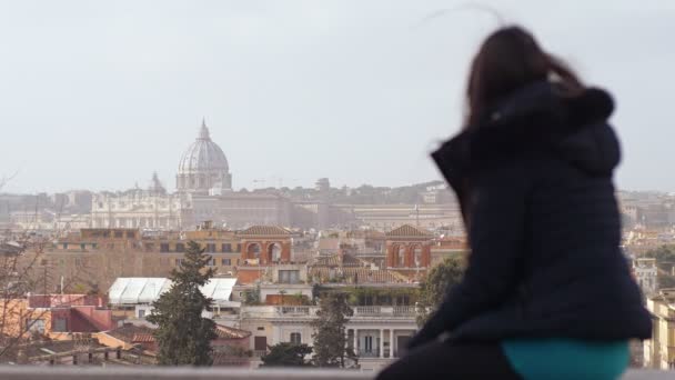 Retrato Melancolía Tristeza Pensamientos Mujer Joven Contempla Ciudad Roma — Vídeo de stock