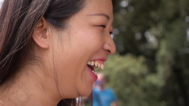 紧盯着微笑的年轻中国女人 — 图库视频影像