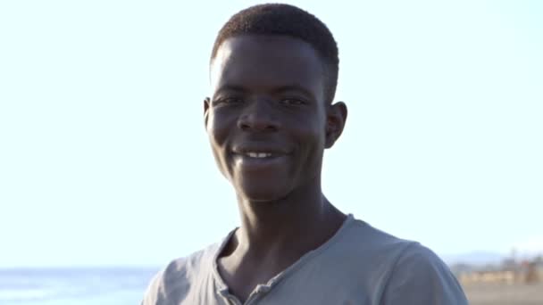Pewnie Czarny Afrykański Młody Człowiek — Wideo stockowe