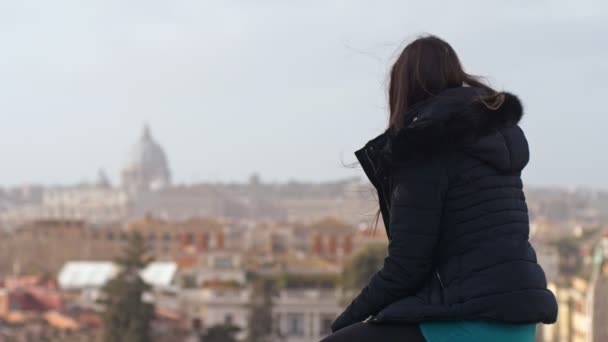 Retrato Reflexões Solidão Pensamentos Mulher Sozinha Observando Roma Dia Inverno — Vídeo de Stock