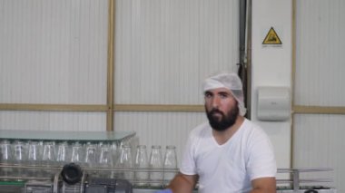 Konveyör hattında domates sosu şişeleri, Domates sosu Üretimi