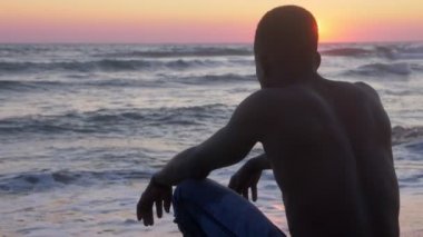 Plajda genç siyah adam