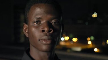 Üzgün genç siyah adam, yakın