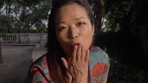 카메라 슬로우 야외에 손으로 키스를 보내는 관능적 여성의 초상화를 닫습니다 — 비디오
