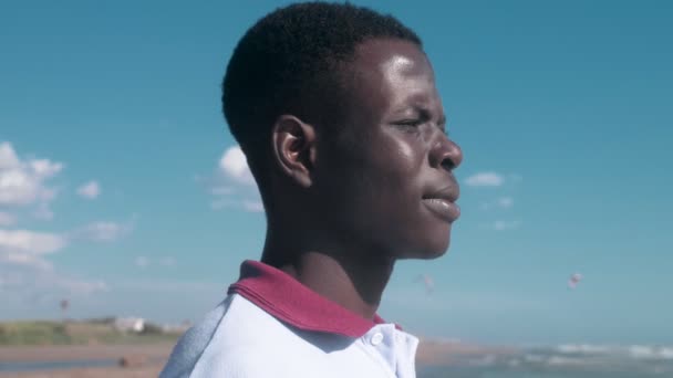 Молодий Чорний Чоловік Пляжі — стокове відео