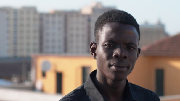 Confiado Negro Africano Joven — Vídeos de Stock