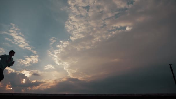 Silhouet Van Jonge Man Die Alleen Bij Zonsondergang Loopt Uitdaging — Stockvideo