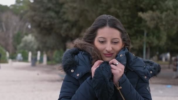 Retrato Lonely Triste Jovem Mulher Parque Dia Inverno Ventoso — Vídeo de Stock